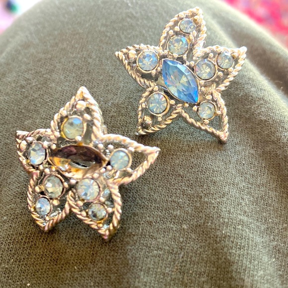 1950s SARAH COVENTRY clip  back blue crystal earrings need a little fix - Picture 1 of 6